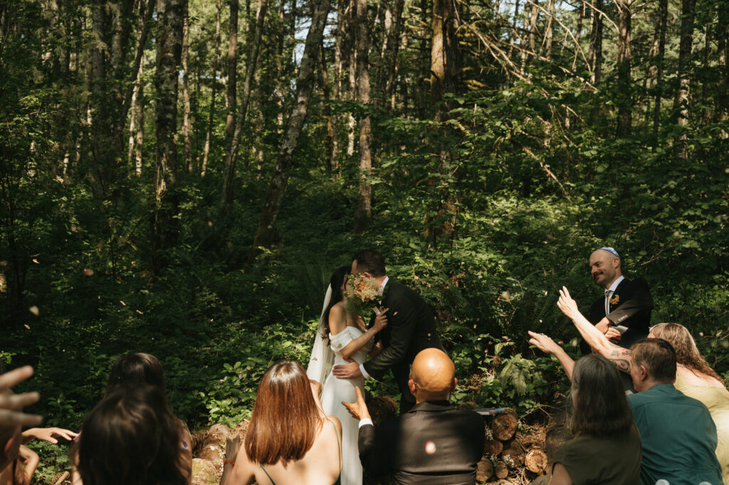 first kiss during oregon micro wedding